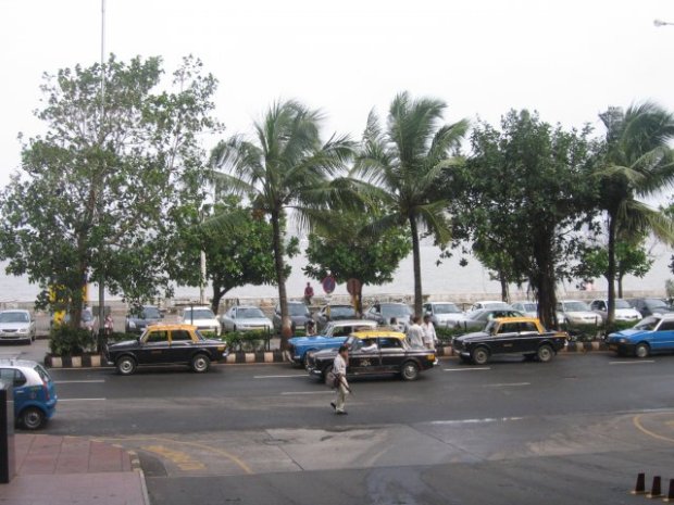 Такси на набережной в Мумбаи